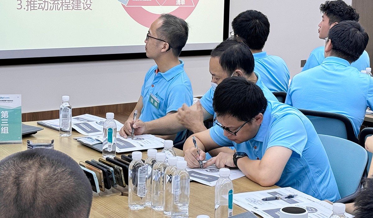 学员们当真听讲做笔记